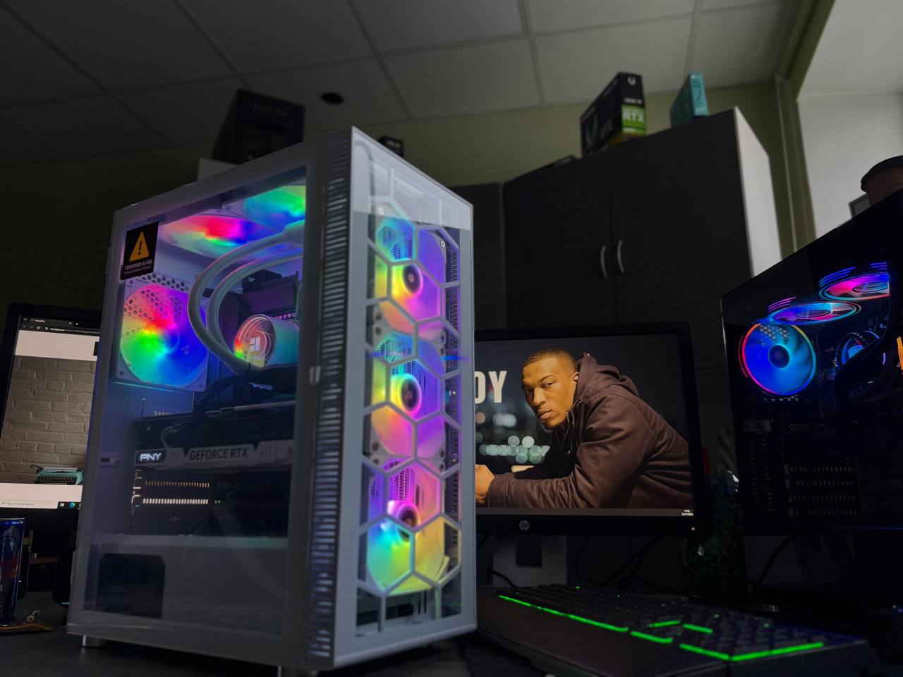 20-Tuumaline Vesijahutusega Mänguriarvuti, GeForce RTX 4070 Ti, 6800Mhz RAM