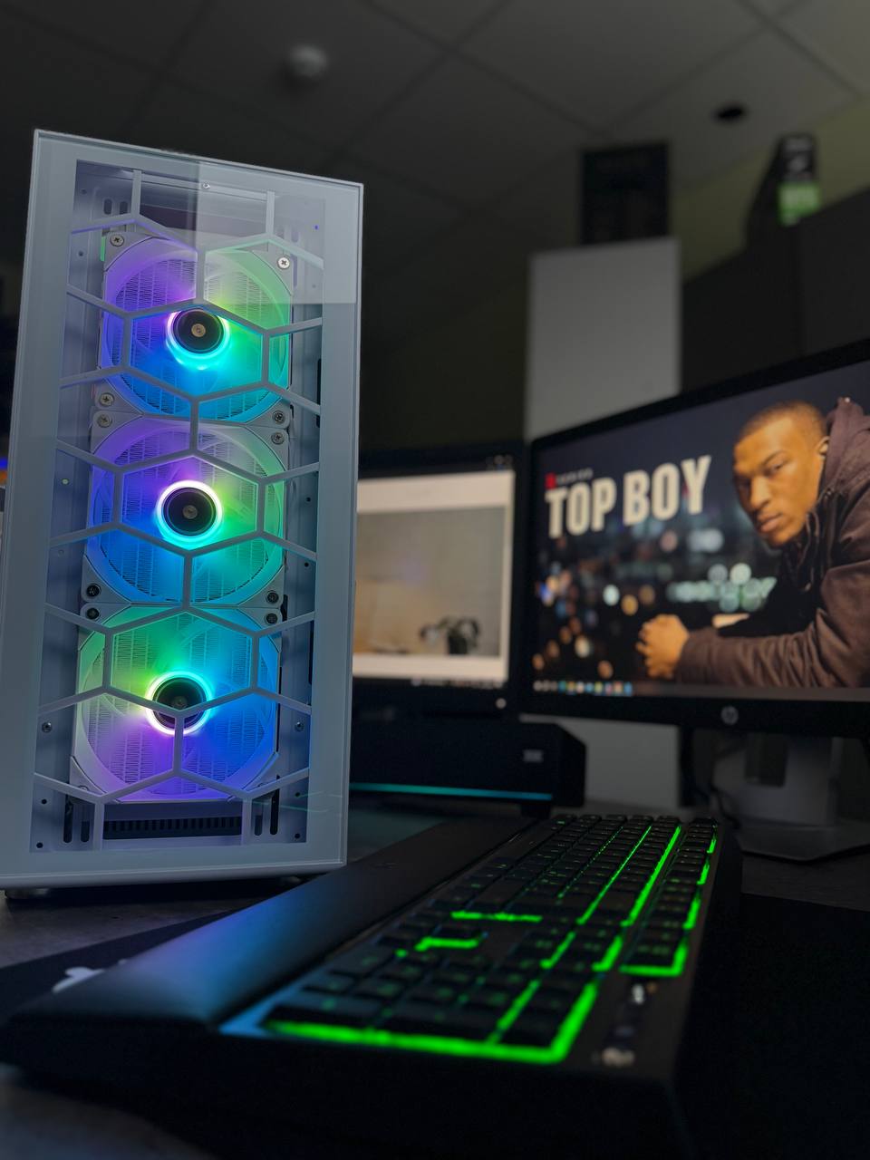 20-Tuumaline Vesijahutusega Mänguriarvuti, GeForce RTX 4070 Ti, 6800Mhz RAM
